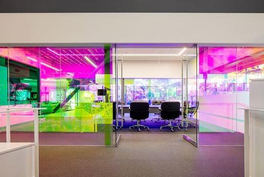 3M-dekorativne-folije-za-stekla_2/ai-architects-dichroic-glass-workspace-4